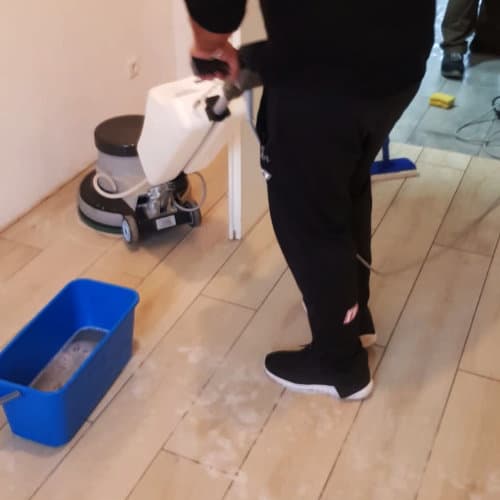 Bodenreinigung mit Maschine