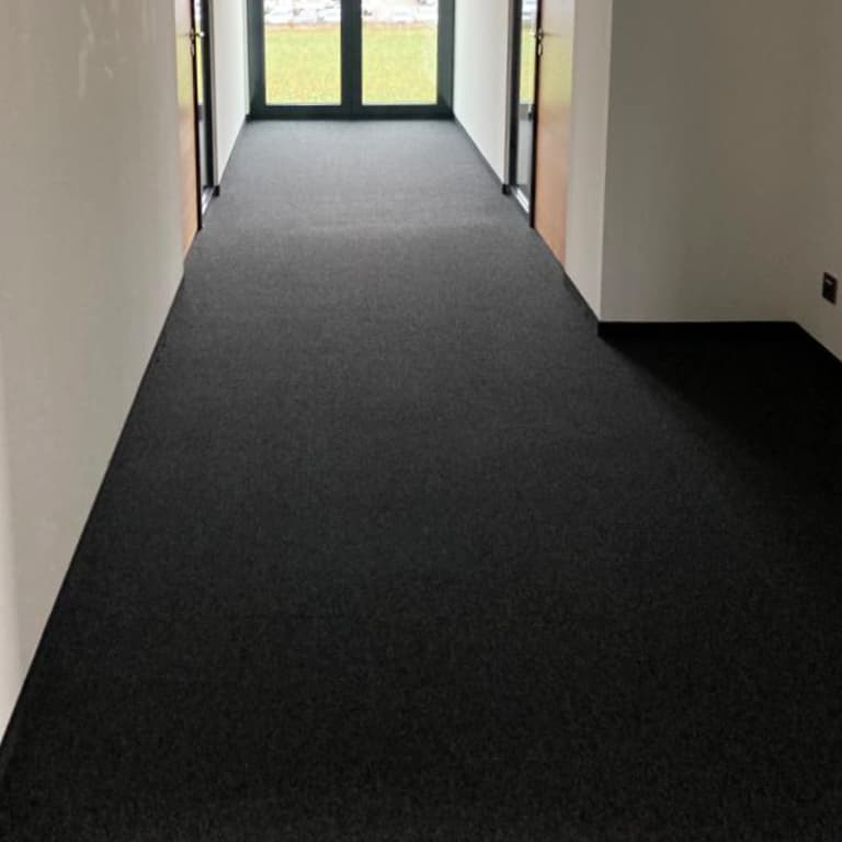 Büroflur mit Teppichboden